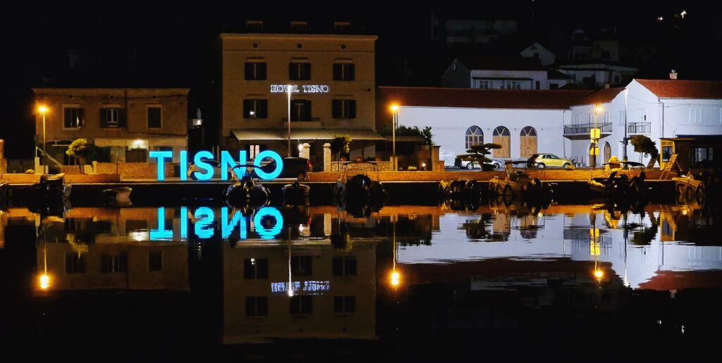 tisno zentrum bei nacht